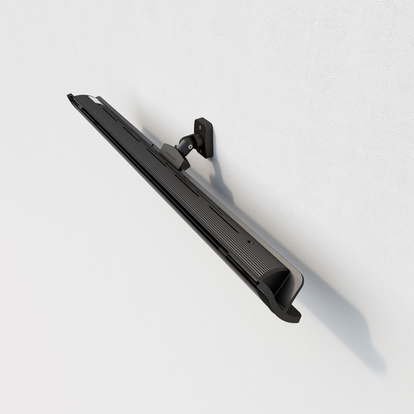Heatscope Pure antraciet zwart, volledig gemonteerd aan de wand