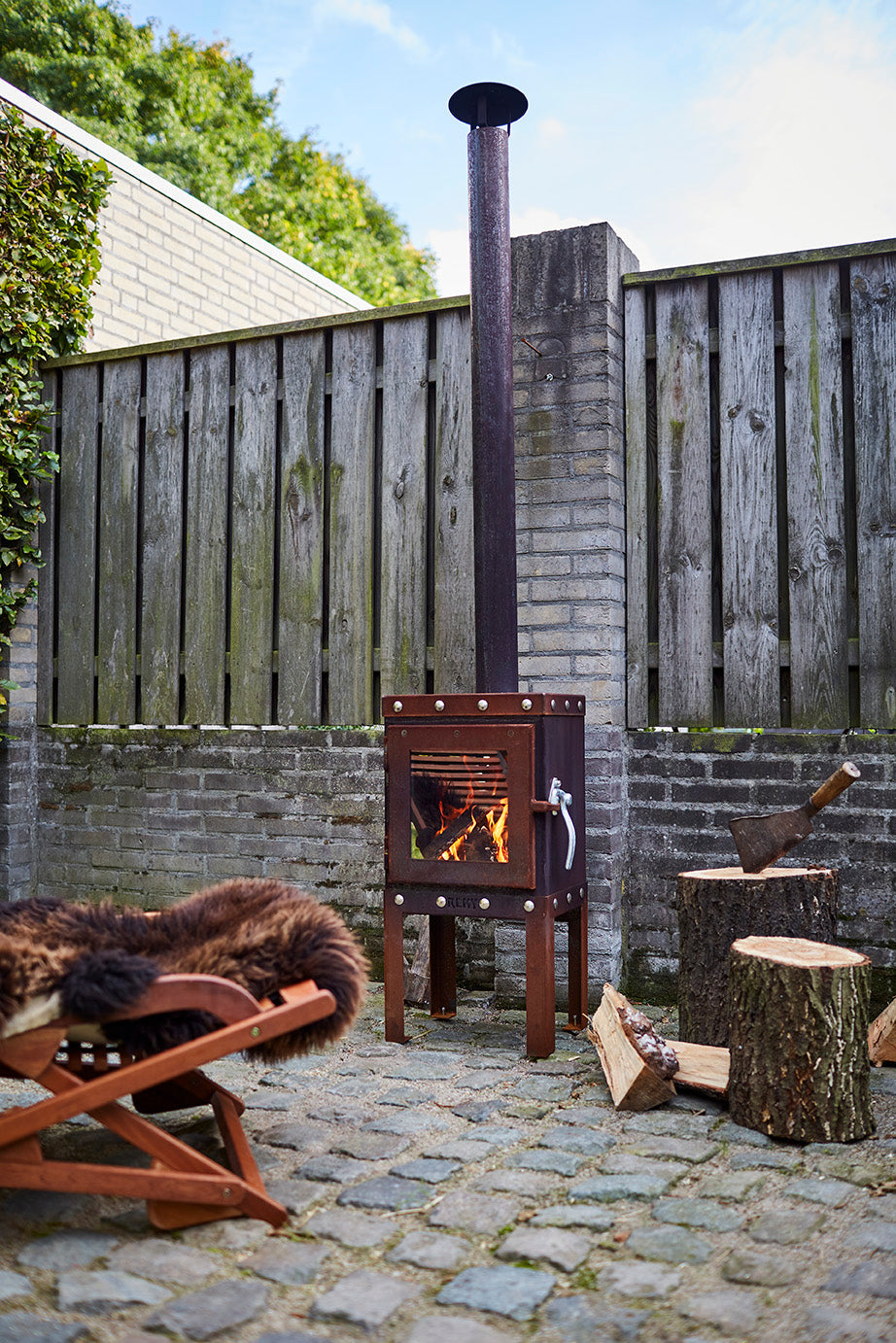 Piquia CorTen terrashaard, brandend, sfeerbeeld staand