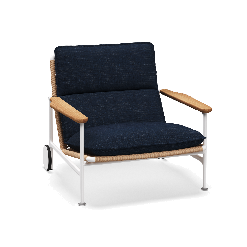 Zenith loungestoel met teakhouten armleuningen — White Wheat Natural met Willa Denim