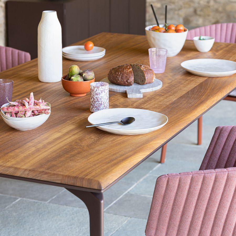 Allsize – Table Iroko sfeerbeeld