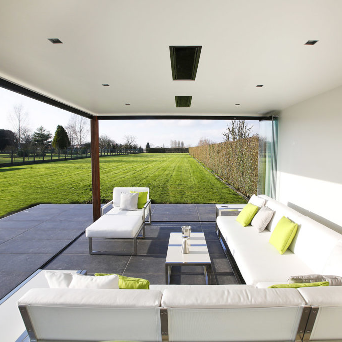 Bromic Platinum Electric ingebouwd in een terrasoverkapping