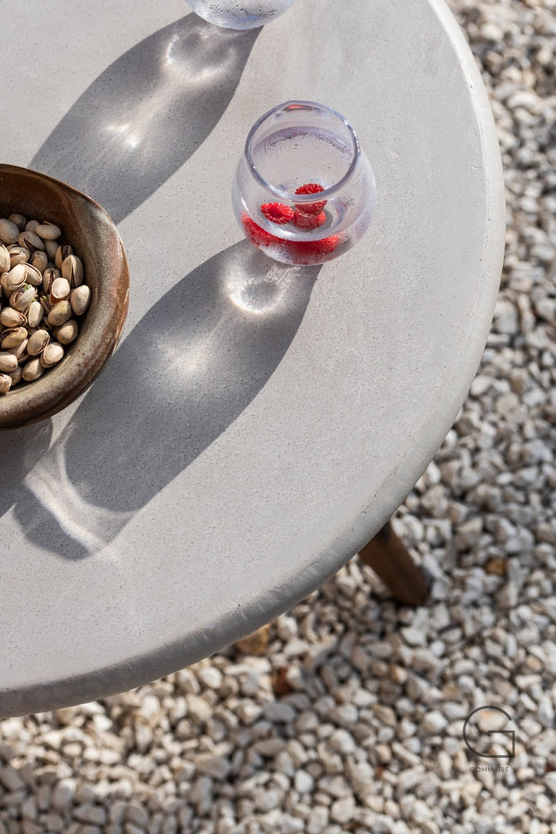 Gommaire-outdoor-concrete-furniture-bistro_round_table_faye-G867-CO-EMB-Antwerp.jpg