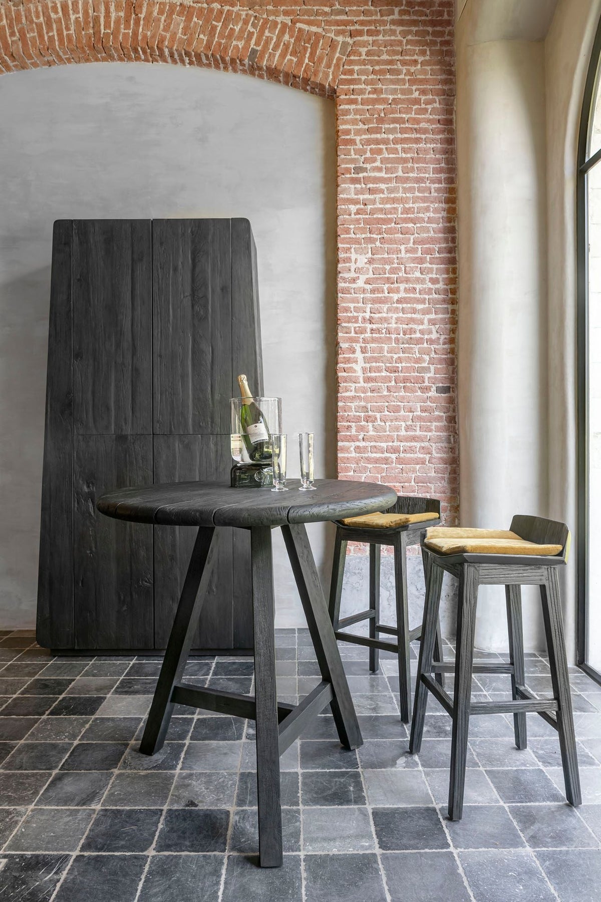 Anton Round Bar Table