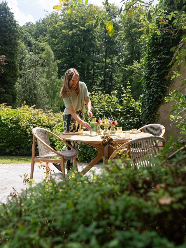 King-George-Paveau_Frida-dining-chair_Noa-dining-table-4.jpg