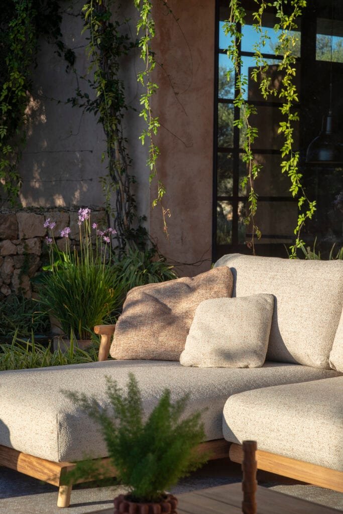 MUYU-chaise-lounge-right-detail-683x1024-1.jpg