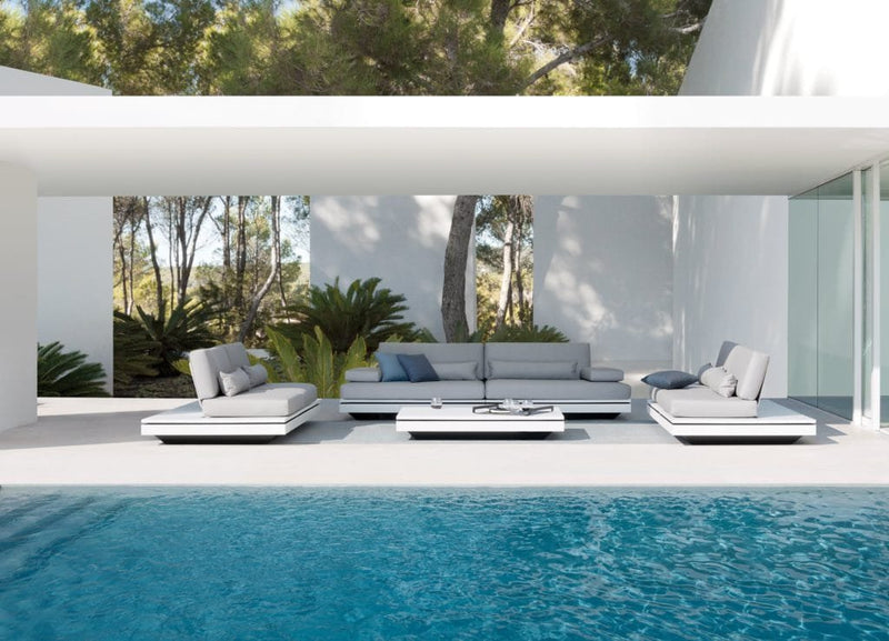 Manutti-Elements-lounge-white-grey-setting-min-1024x738-1.jpg