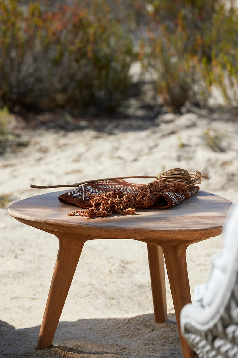 Manutti_Torsa_organic-table-teak_ambiance-detail.jpg