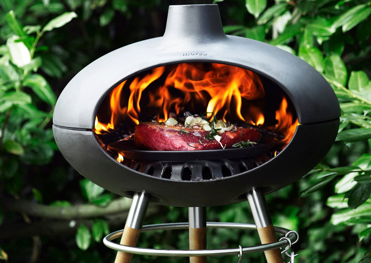 Morsø Grill Forno met gerecht op het rooster