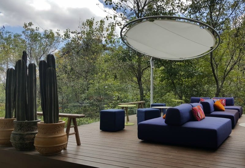 Offset-umbrella-Eclipsum-Toro-Latin-kitchenLR.jpg