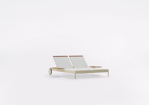Double sunlounger with castors and small table on the right and on the left