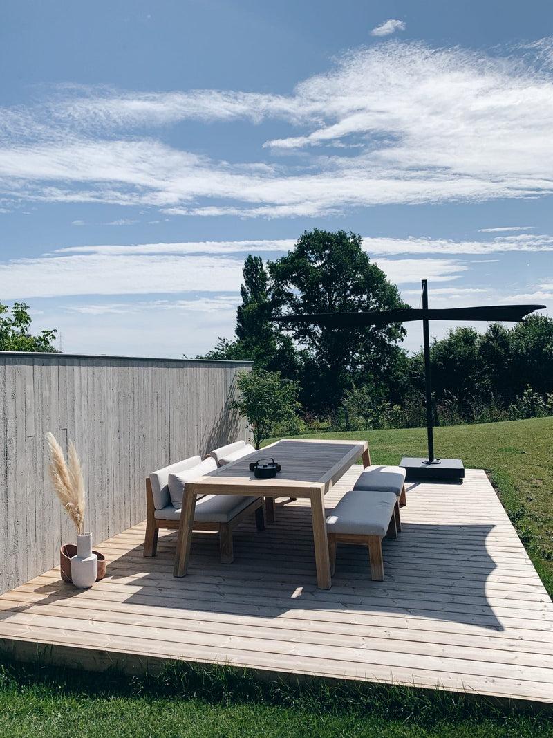 Spectra-cantilever-umbrella-with-Piet-Boon-garden-set-scaled.jpg