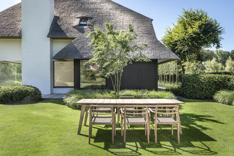 Stapelbare-teak-houten-stoel-Jared-van-Gommaire-1024x683-1.jpg