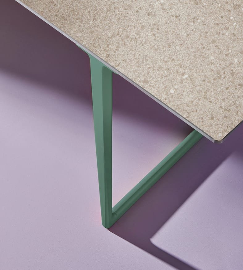 Toa-Table_ambientata_outdoor_low.jpg
