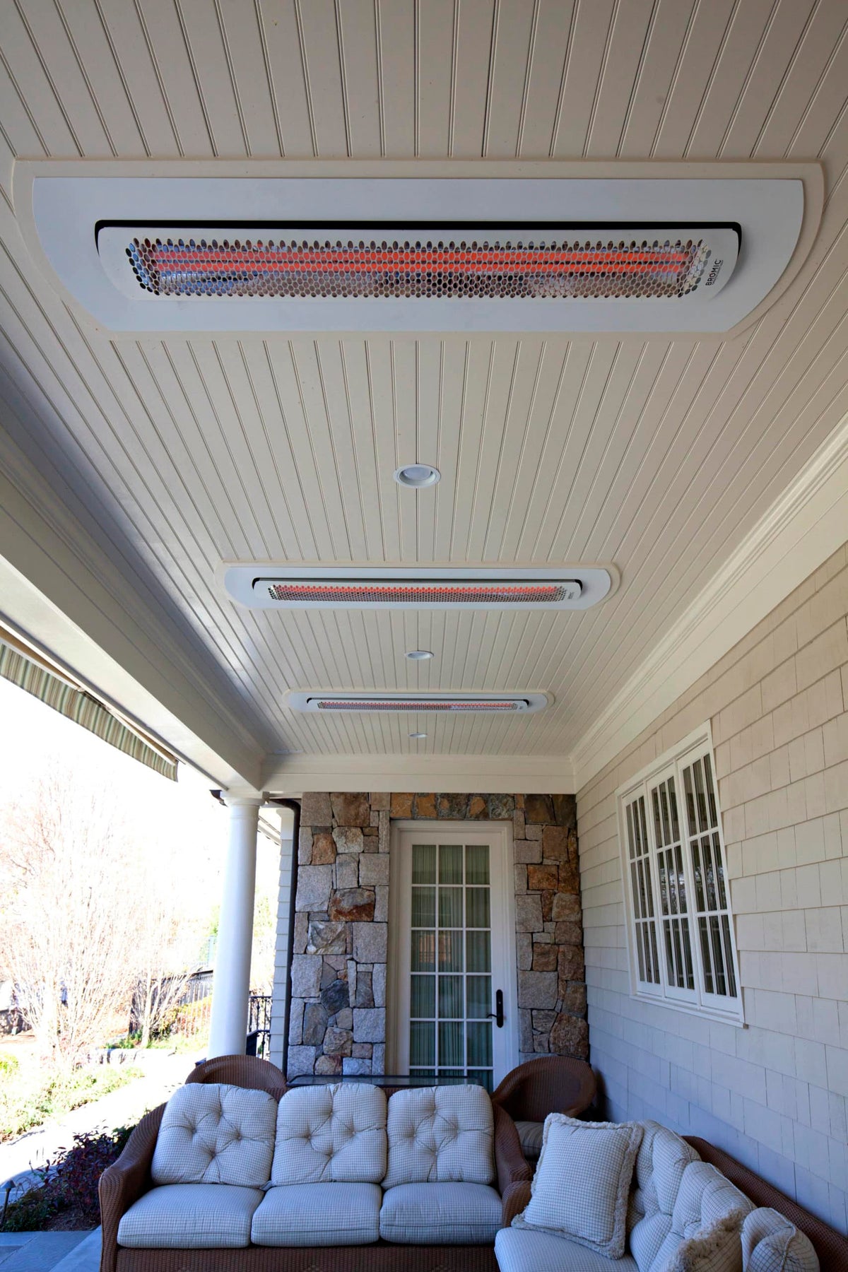 Bromic Tungsten Electric wit verzonken in het plafond van een veranda