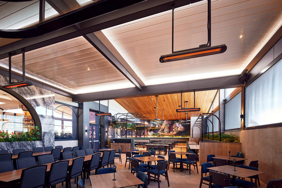 Bromic Tungsten Electric hangend boven een terras