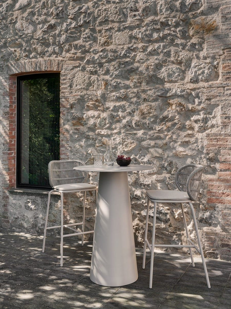 Vincent-Sheppard_Kodo-bar-stool-dune-white_Sandro-bar-table-ceramic-portland_HR-1.jpg
