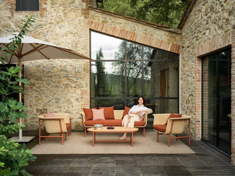 Vincent-Sheppard_Wicked-lounge-sofa-lounge-chair-coffee-table_terracotta_Florence-parasol_HR.jpg