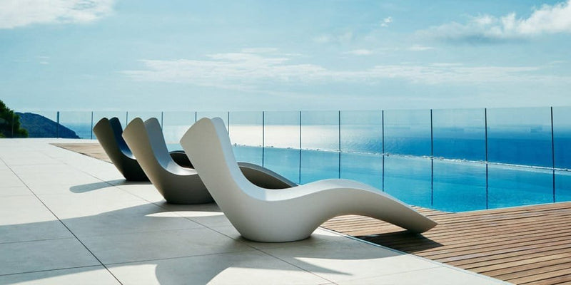 Vondom-surf-daybed-in-beautiful-setting-1024x512-1.jpg
