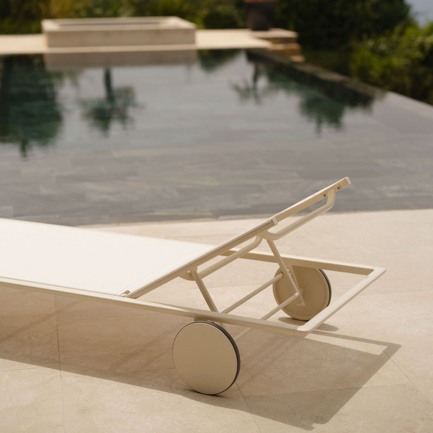 Zebra – Sunlounger with Castors sfeerbeeld