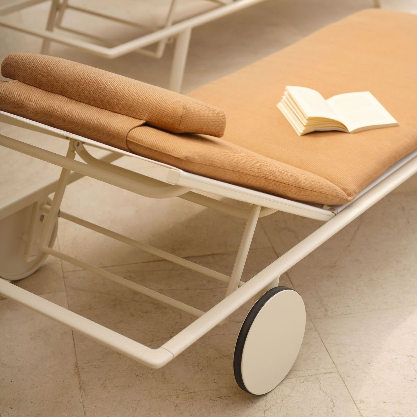 Zebra – Sunlounger with Castors sfeerbeeld