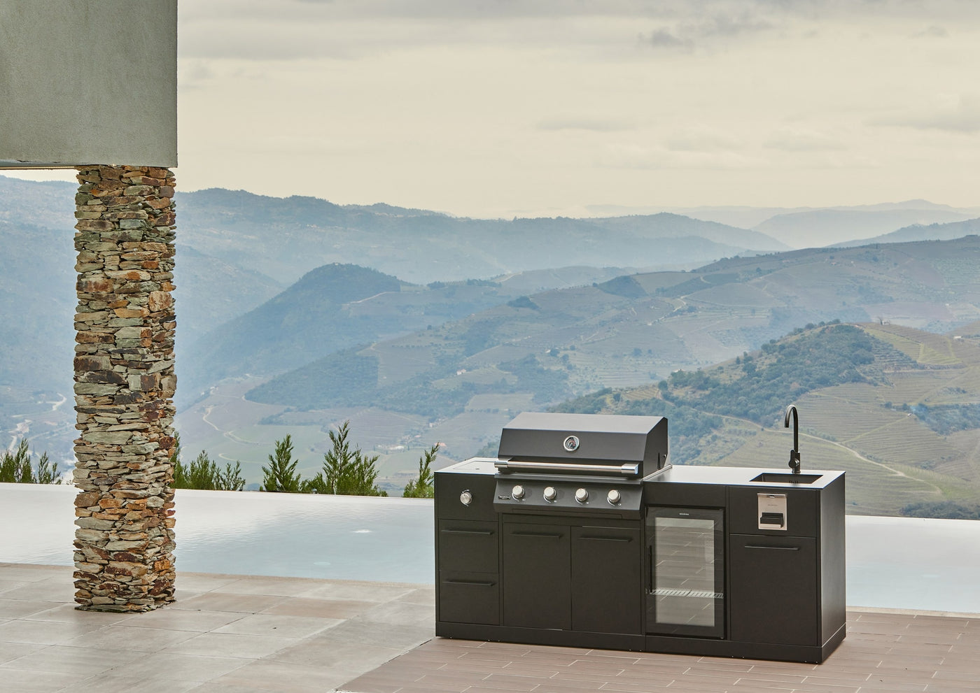 Brabura Lite Series 400 buitenkeuken op een terras met bergzicht