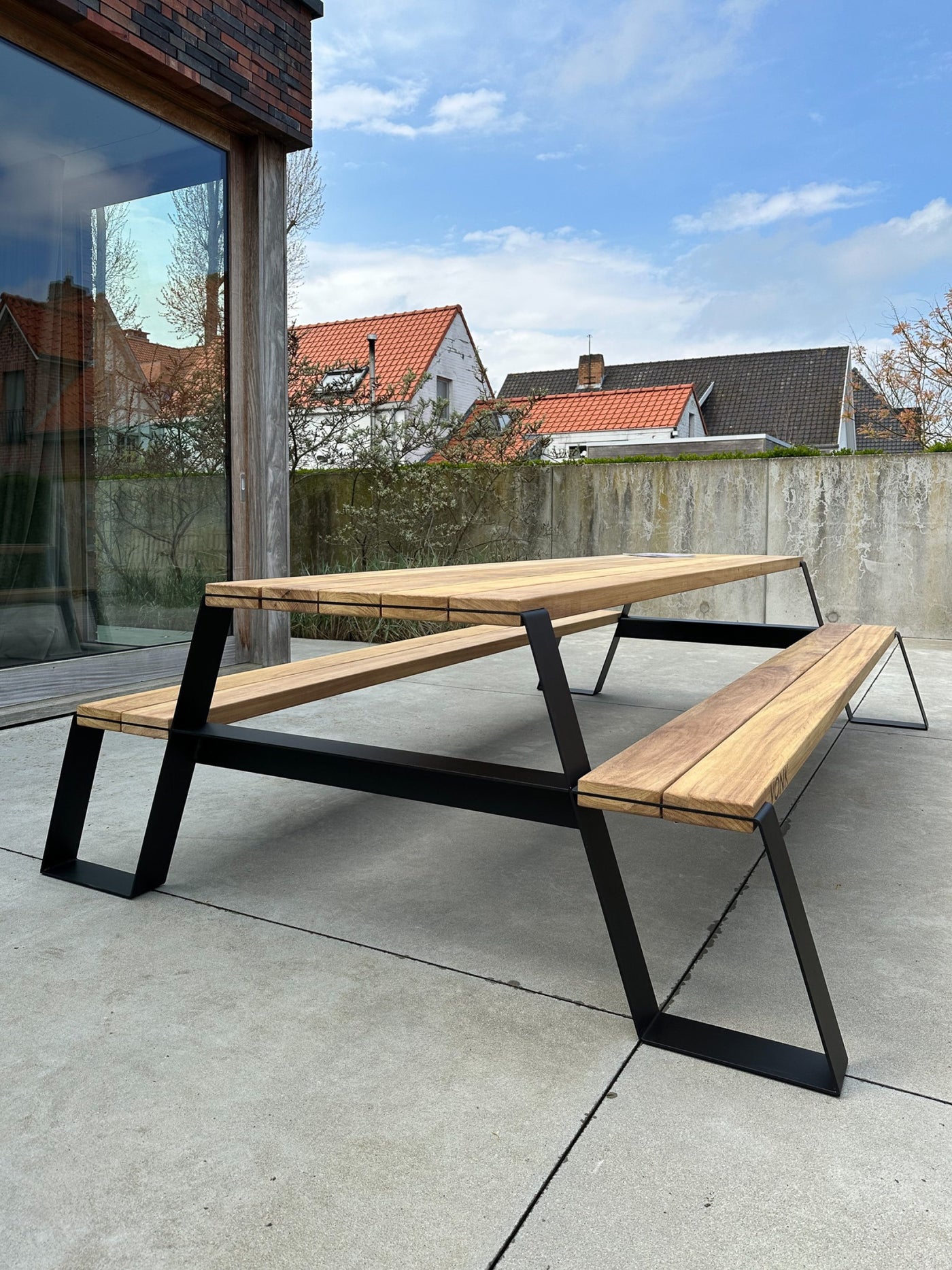 VONK Fuse Picnic Table