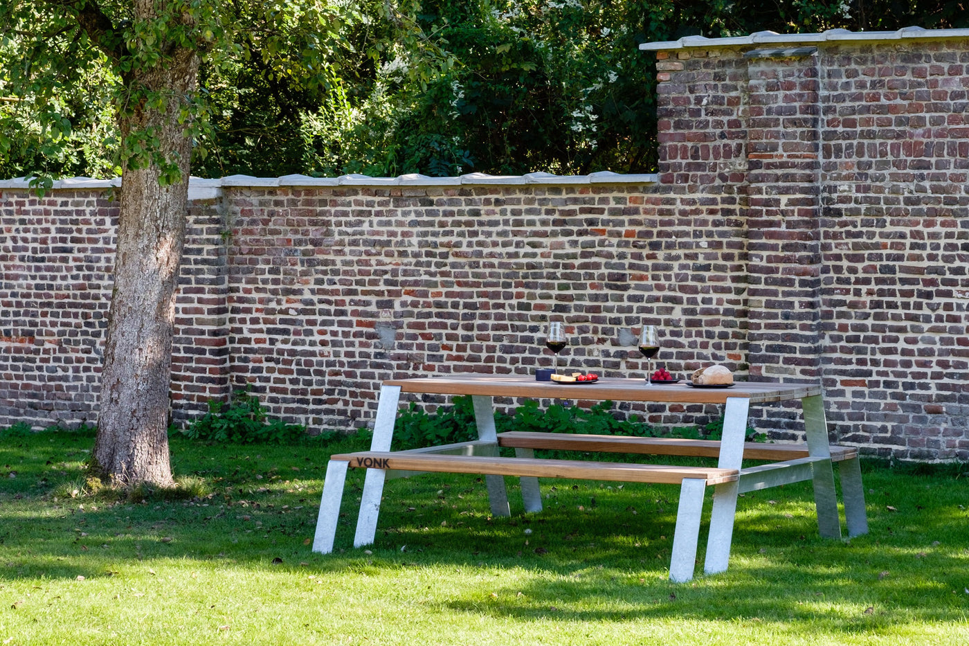 VONK Fuse Picnic Table