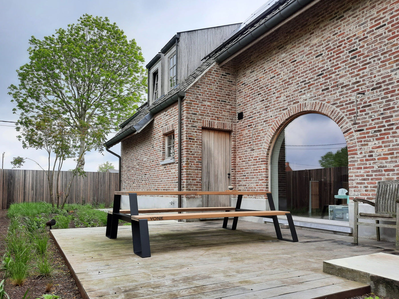 VONK Fuse Picnic Table