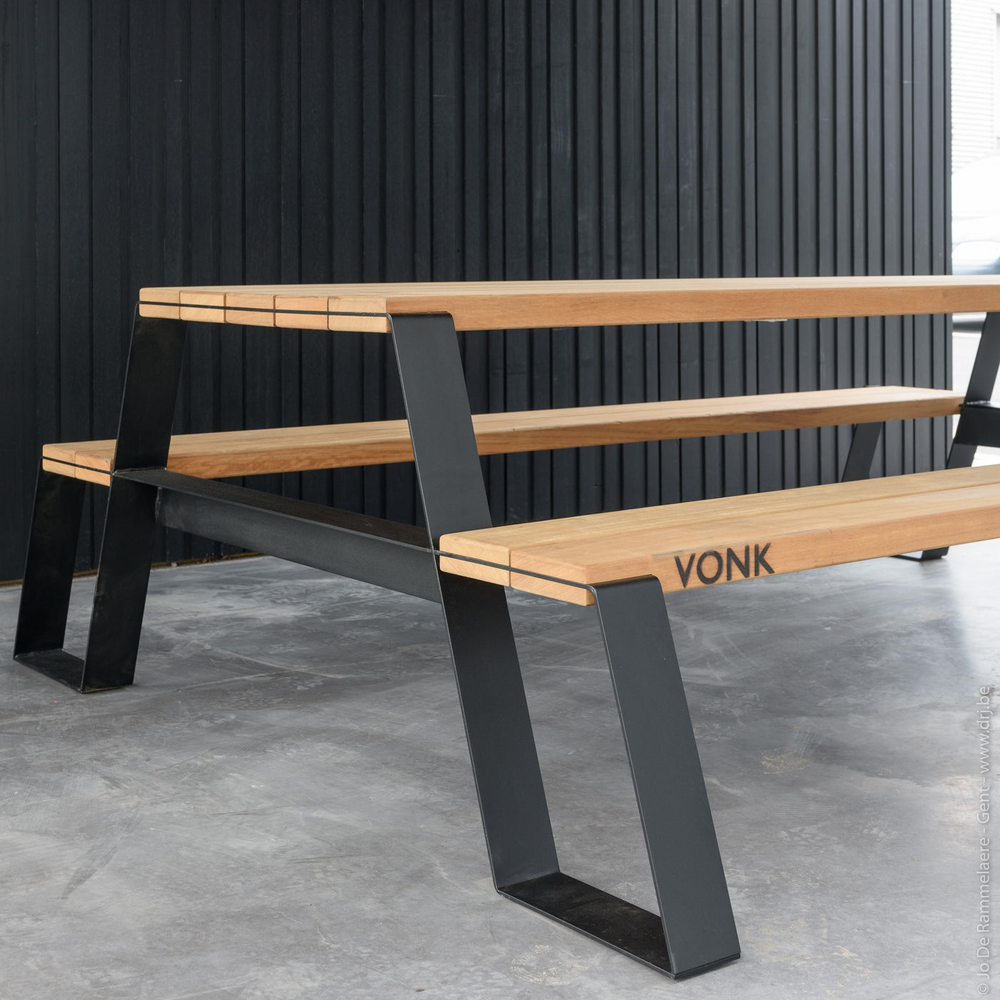 VONK Fuse Picnic Table
