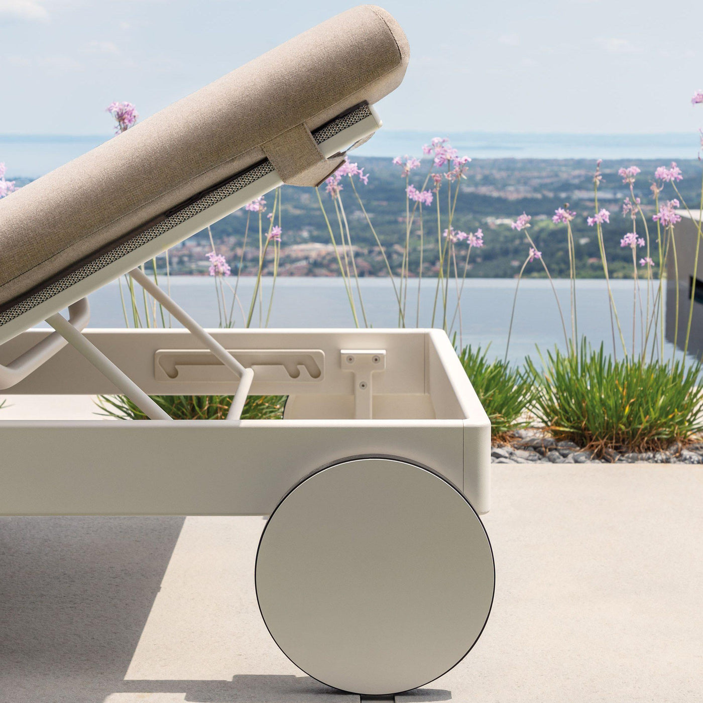 Solaris – Sunlounger with Castors sfeerbeeld