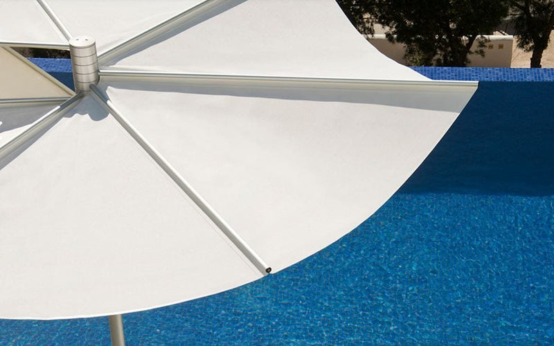parasol-wit-aan-zwembad.jpg