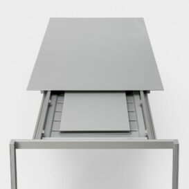 Magnifieke setting voor de aluminium Thin-K tafel van Kristalia. Verkrijgbaar bij T'Hooft