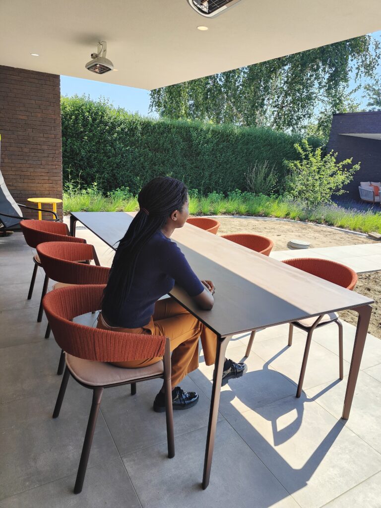 Fast Allsize Tafel met Ria Weave Stoelen in Maracuja Project T'Hooft Outdoor (8)