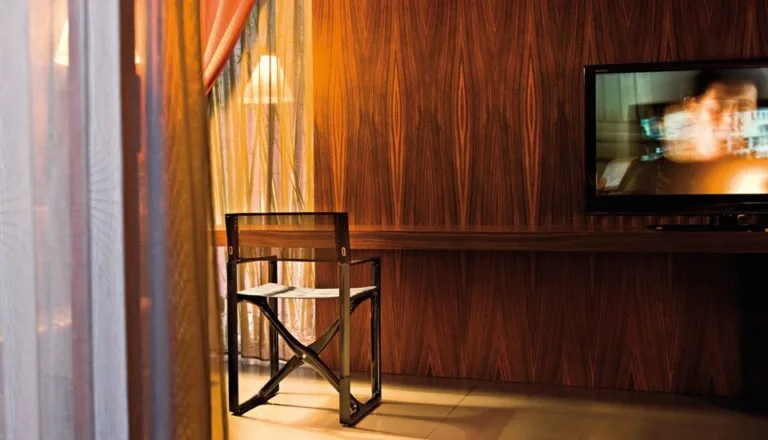 Design chair La Regista T17 black at office