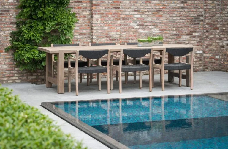 Gommaire Jacob table avec chaises 1024x668 1