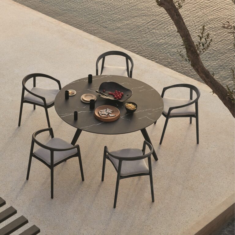 Manutti Torsa table black ceramic black legs