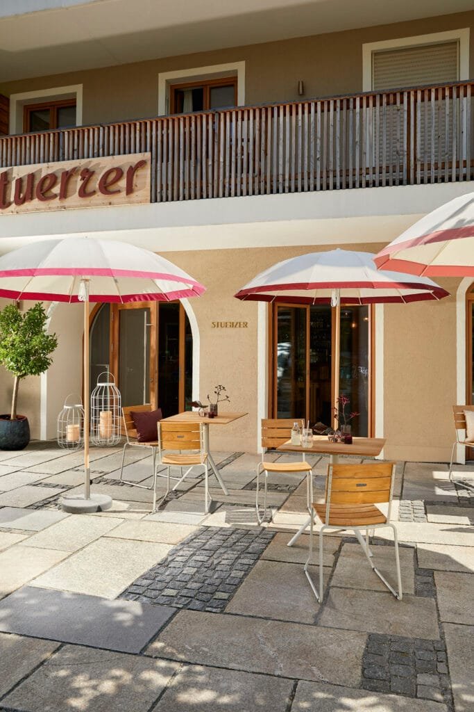 Pagodenschirm 240 Weiss Stripe Pink Bordeaux Balcony Stuhl Weiss Trio Bistrotisch Weiss 70x70 Teak
