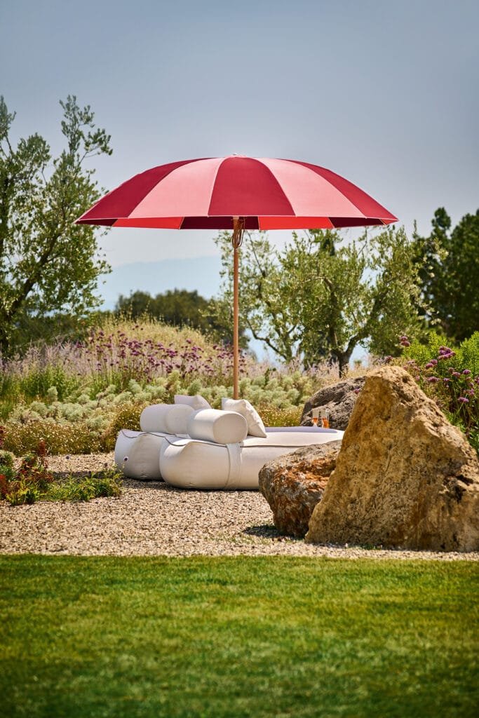 Pagodenschirm 300 Mixed Rosa Kirschrot KN FZ Holz BP Beton Badehandtuch Maliha Cream Lounge Bett NR Kissen